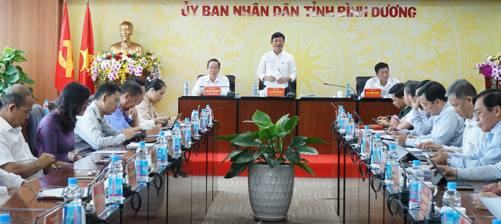Đồng chí Võ Văn Minh, Phó Bí thư Tỉnh ủy, Chủ tịch UBND tỉnh phát biểu chỉ đạo tại phiên họp.